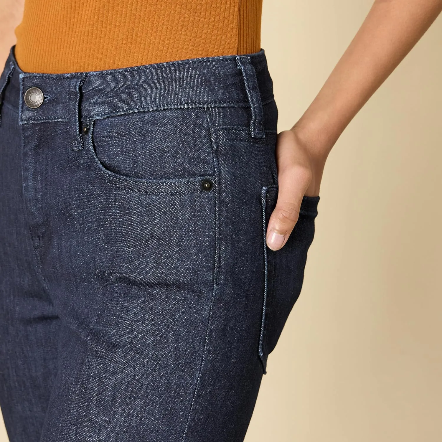 Amazon Essentials Women's Mid-Rise Stretchy Slim Bootcut Jean